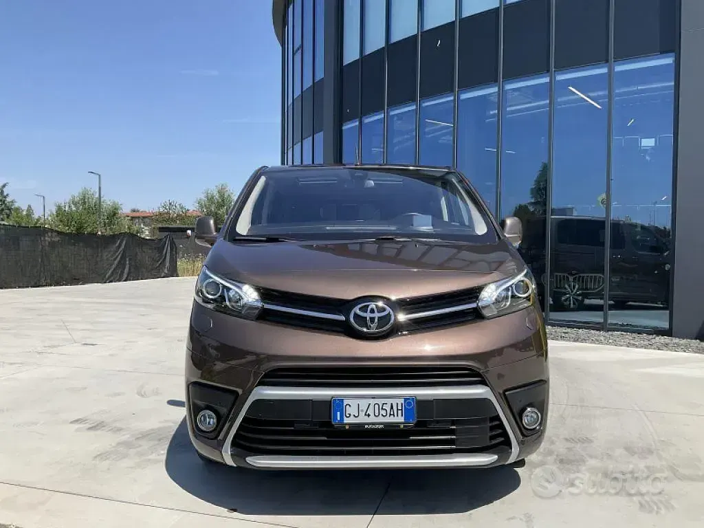Usata Toyota Proace Verso Luxury 144 CV (105 kW) 2022 Marrone Station wagon