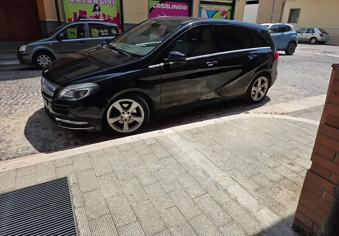 Usata Mercedes B180 Premium 109 CV (80 kW) 2012 Nero Utilitaria