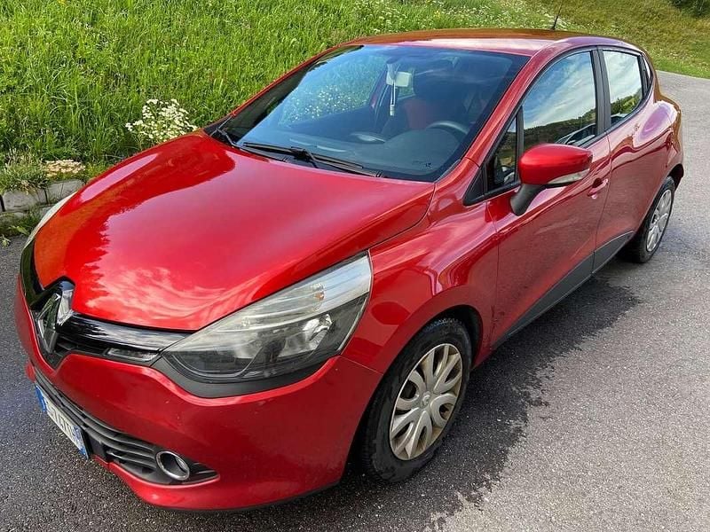 Rosso Usata 2013 Renault Clio IV Tre volumi | 6200 € (Buon prezzo) - Immagine 1/4