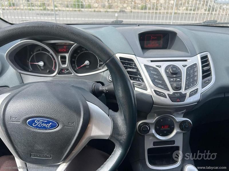 Usata Ford Fiesta Titanium 70 CV (51 kW) 2011 Blu Utilitaria