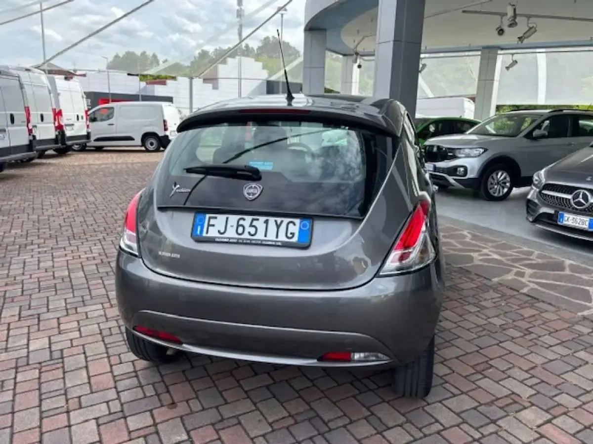 Usata Lancia Ypsilon Gold 69 CV (50 kW) 2017 Grigio scuro Utilitaria