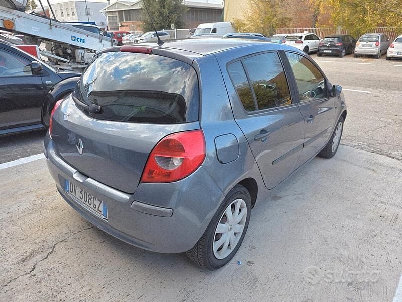 Usata Renault Clio II 75 CV (55 kW) 2009 Grigio Berlina