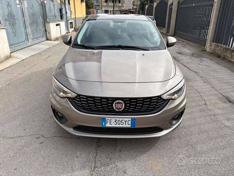 Usata Fiat Tipo Lounge 95 CV (69 kW) 2016 Grigio Berlina