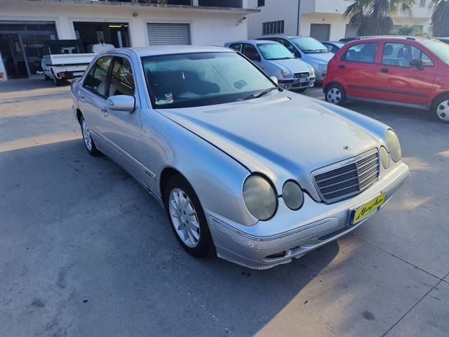 Nessuno Usata 2001 Mercedes E220 Elegance Tre volumi | 3900 € - Immagine 1/4