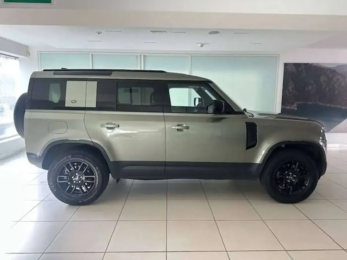 Usata Land Rover Defender S 200 CV (147 kW) 2023 Pangea green SUV
