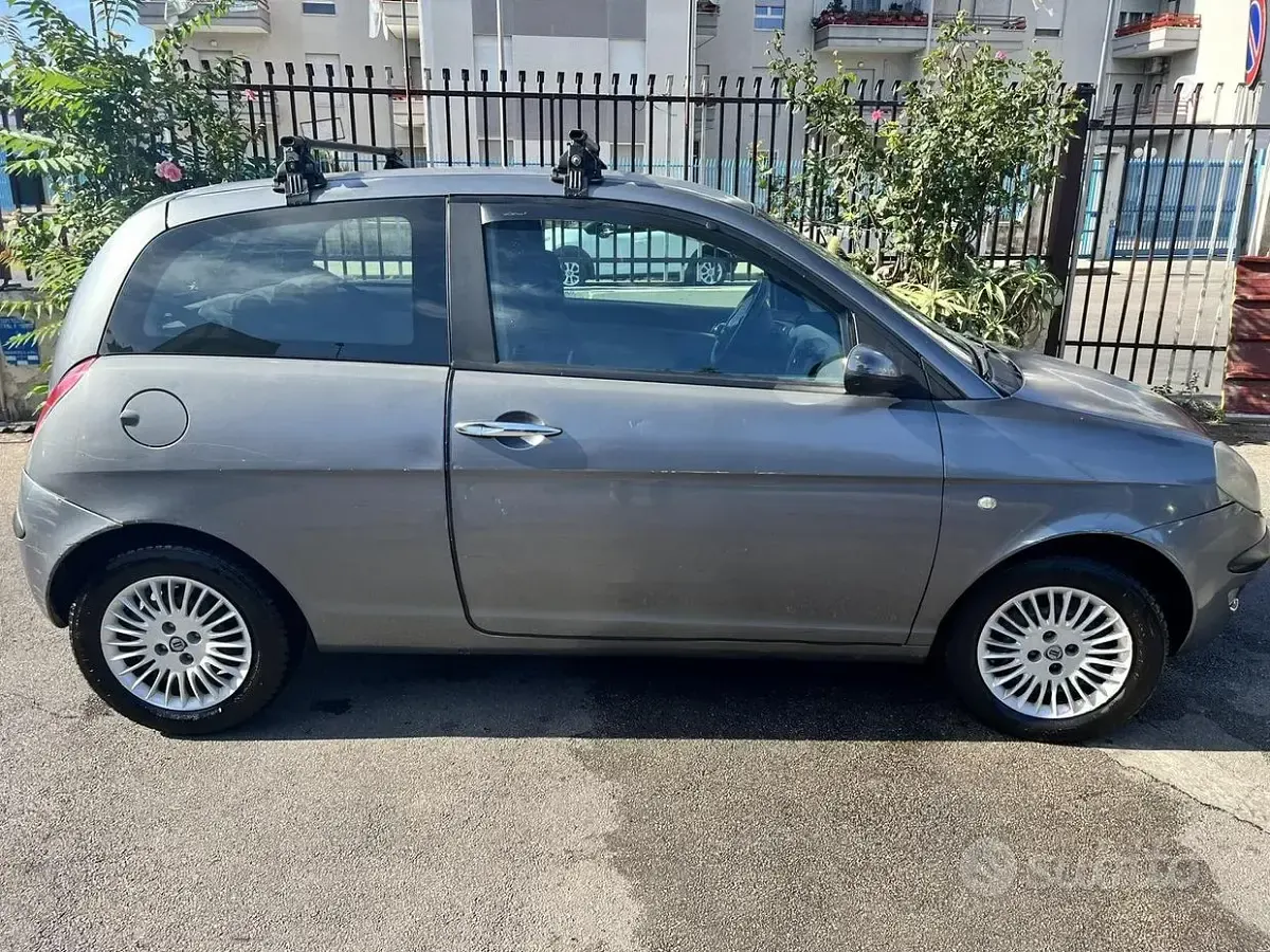 Usata Lancia Ypsilon 69 CV (50 kW) 2005 Bluazzurro Utilitaria