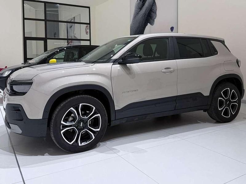 Usata Jeep Avenger Altitude 101 CV (74 kW) 2025 Stone gray SUV