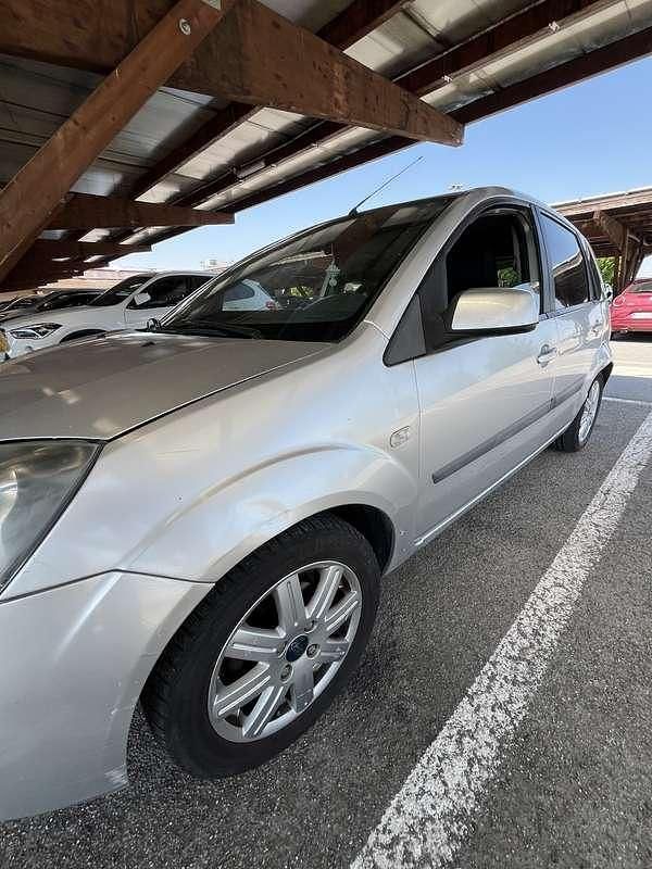 Usata 2002 Ford Fiesta Ghia Due volumi | 1100 € (Ottimo prezzo) - Immagine 1/4