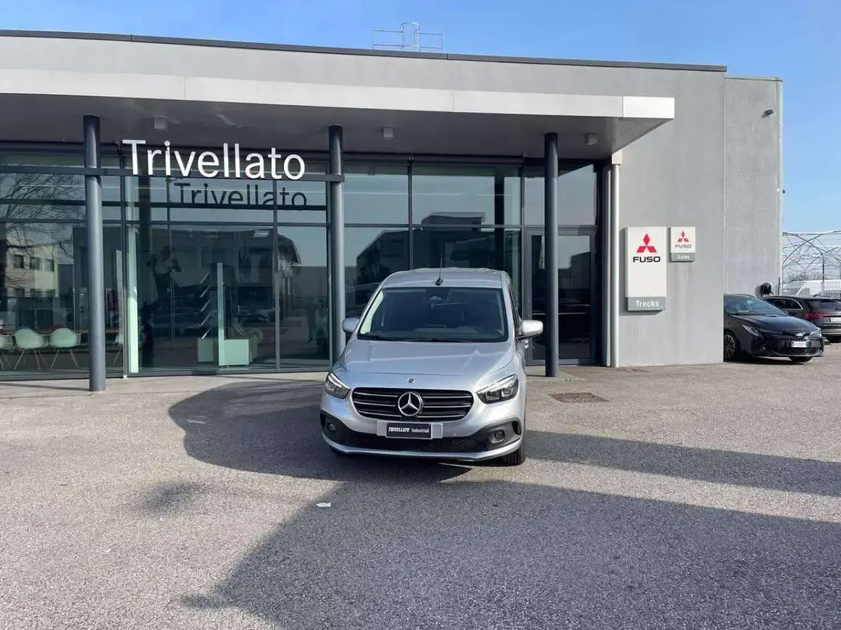 Usata Mercedes T180 131 CV (96 kW) 2023 Argento helvin met. Monovolume