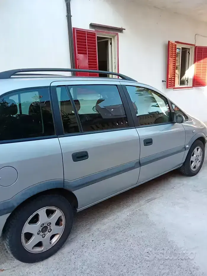 Usata Opel Zafira 101 CV (74 kW) 2001 Grigio Monovolume