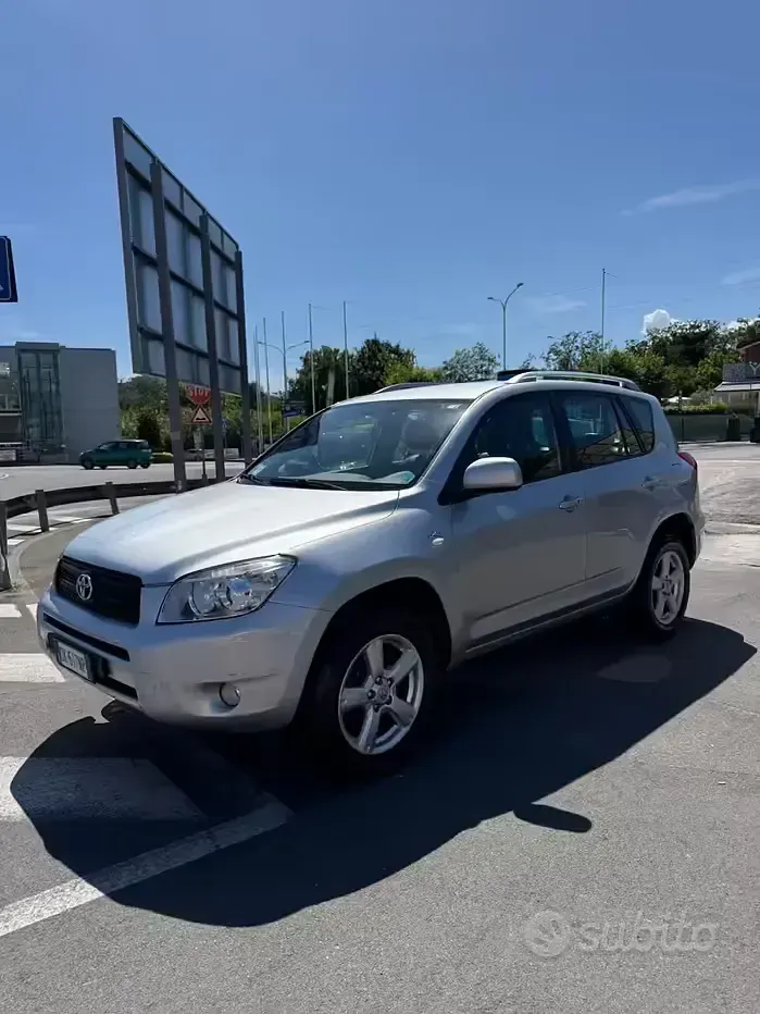 Usata Toyota RAV4 Luxury 136 CV (100 kW) 2007 Grigio SUV