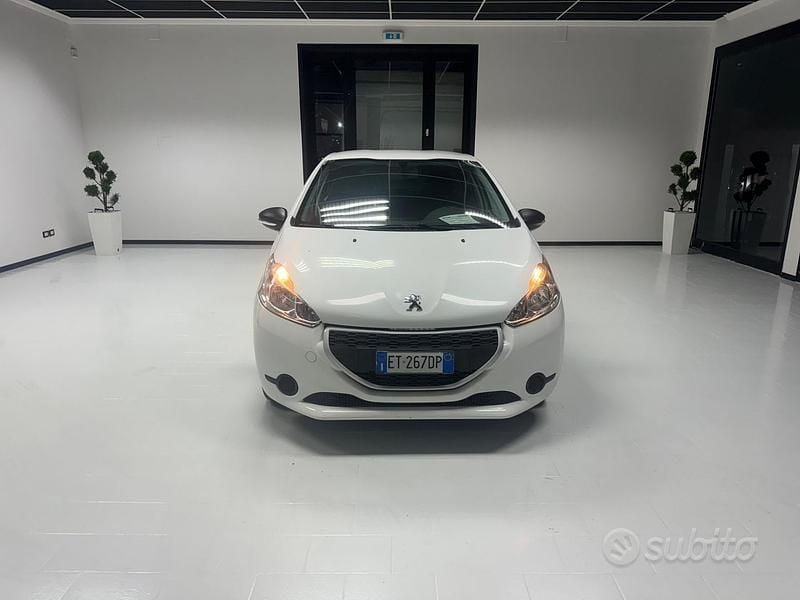 Bianco Usata 2014 Peugeot 208 Access Due volumi | 7900 € (Buon prezzo) - Immagine 1/4
