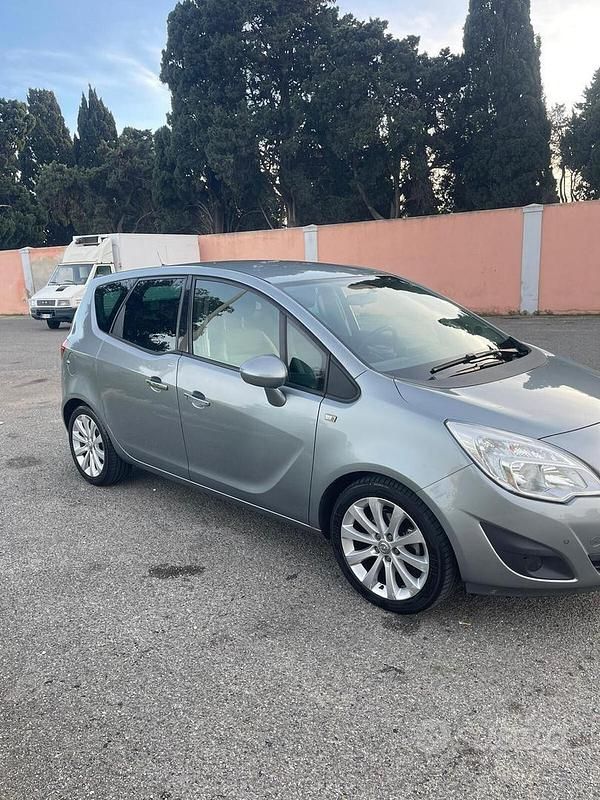 Usata Opel Meriva Cosmo 100 CV (73 kW) 2011 Grigio Monovolume