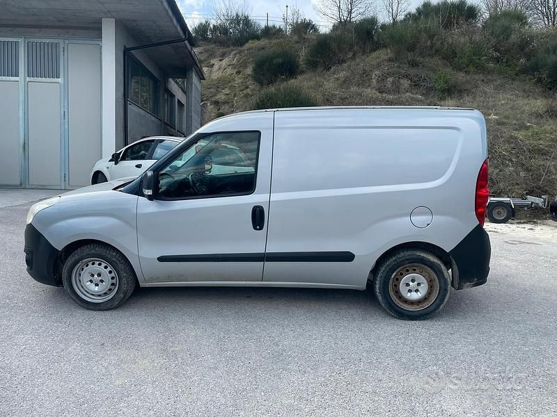 Usata Opel Combo 90 CV (66 kW) 2014 Grigio Monovolume