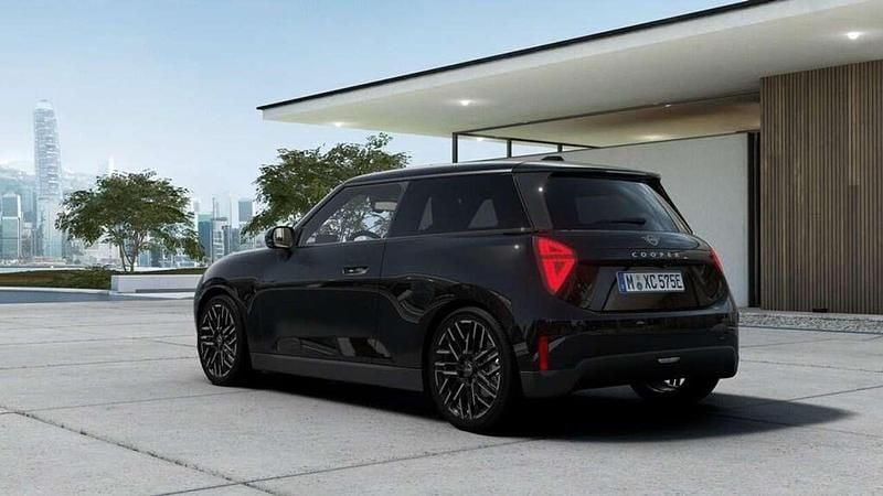 Nuova Mini Cooper Favoured 135 kW (184 CV) 2026 Midnight black ii Utilitaria