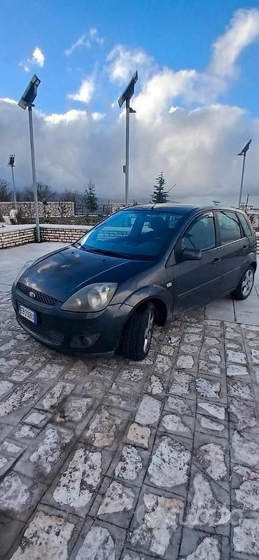 Usata Ford Fiesta 70 CV (51 kW) 2008 Grigio Utilitaria