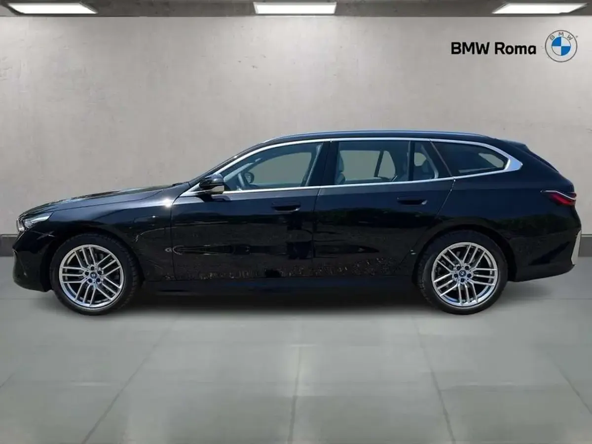 Usata BMW 530e Comfort Edition 299 CV (219 kW) 2024 Black sapphire metallic Station wagon