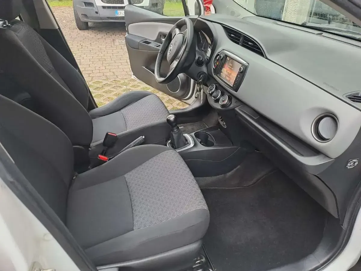 Usata Toyota Yaris Active 69 CV (50 kW) 2015 Bianco Utilitaria