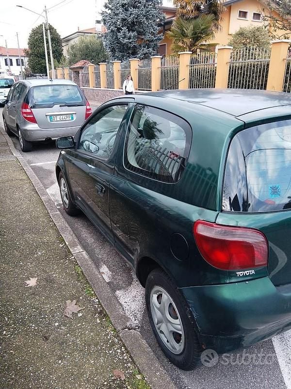 Usata Toyota Yaris 2000 Berlina