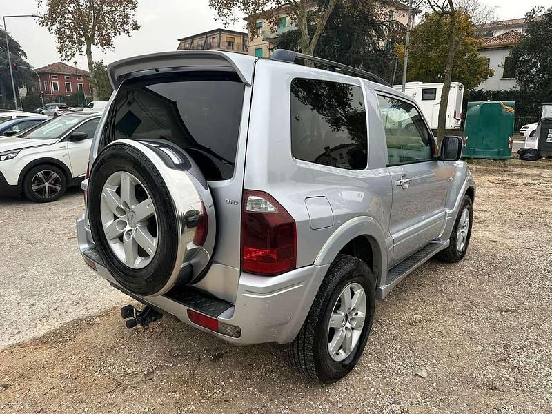 Usata Mitsubishi Pajero Intense 160 CV (117 kW) 2005 Argento SUV