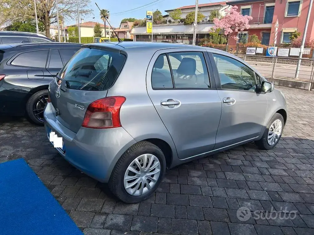 Usata Toyota Yaris 69 CV (50 kW) 2008 Grigio Utilitaria