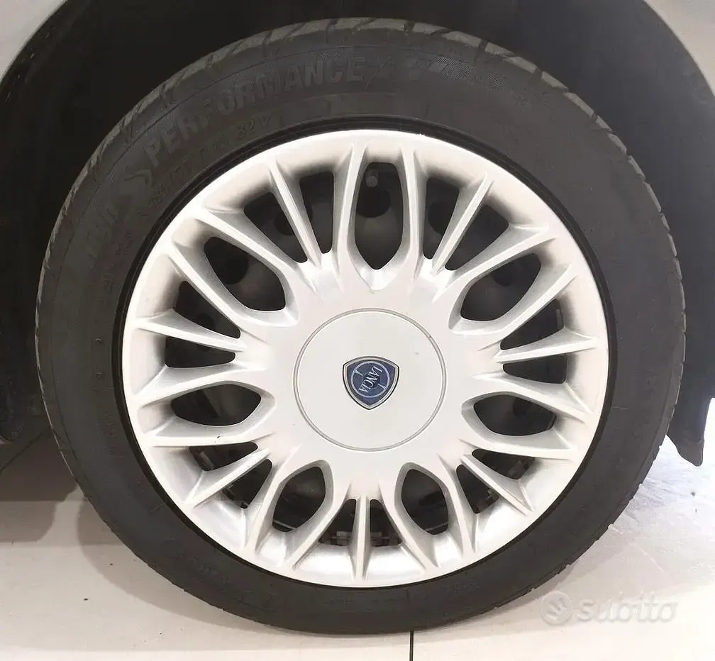 Usata Lancia Ypsilon Silver 69 CV (50 kW) 2016 Grigio Utilitaria