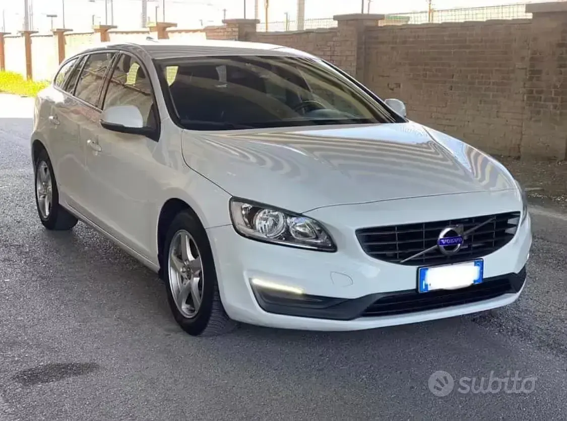 Usata Volvo V60 120 CV (88 kW) 2016 Bianco Station wagon