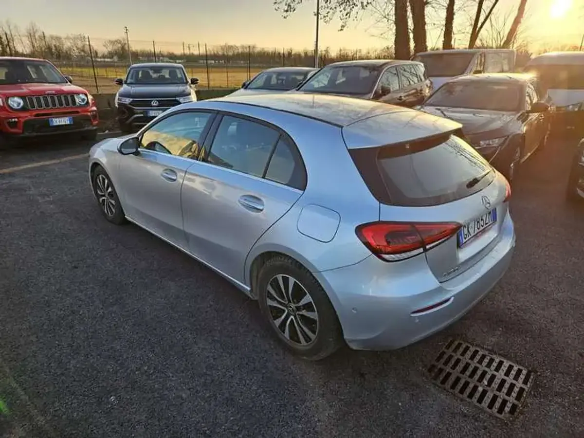 Usata Mercedes A180 116 CV (85 kW) 2022 Argento Berlina