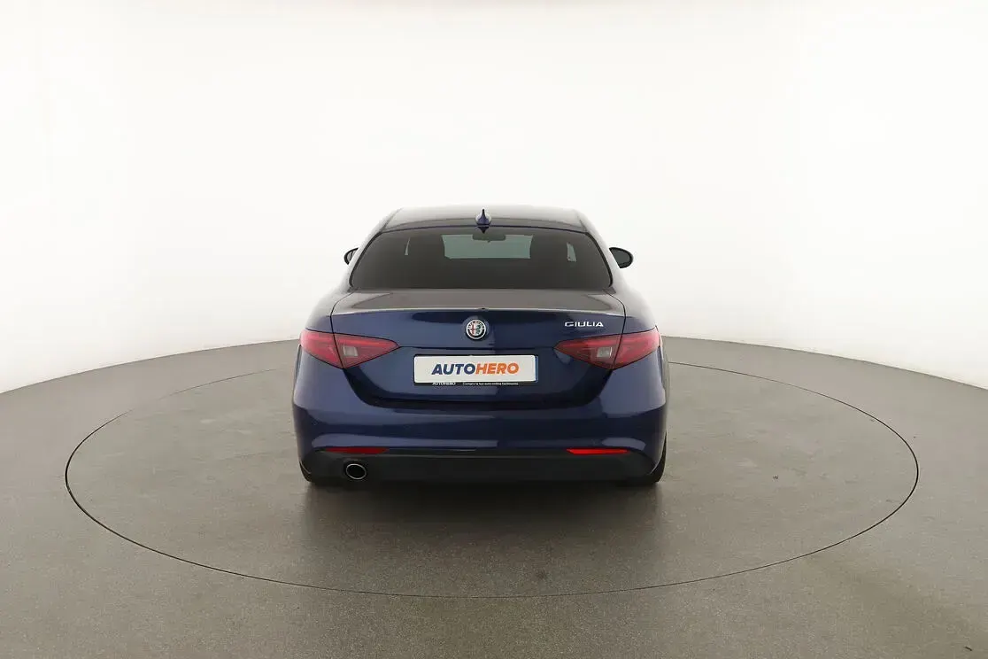 Usado Alfa Romeo Giulia 150 CV (110 kW) 2017 Azul Berlina
