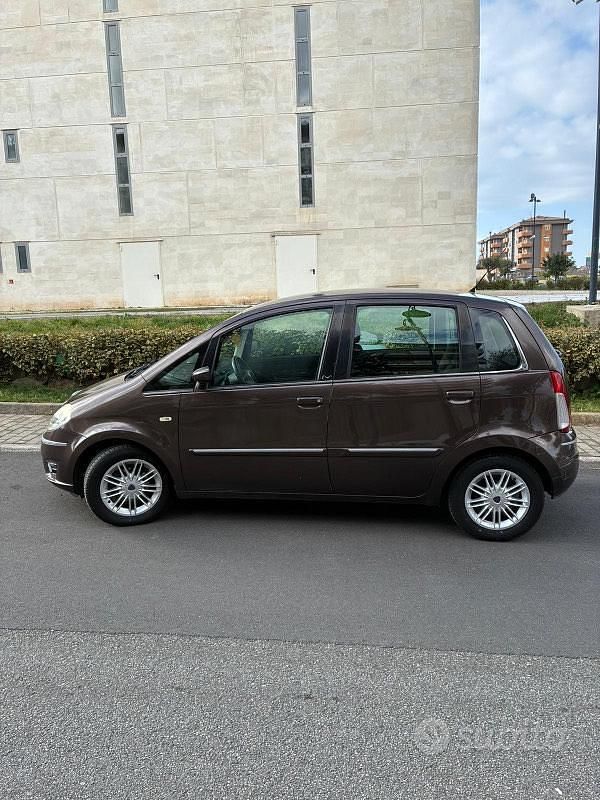 Usata Lancia Musa 95 CV (69 kW) 2008 Marrone Monovolume