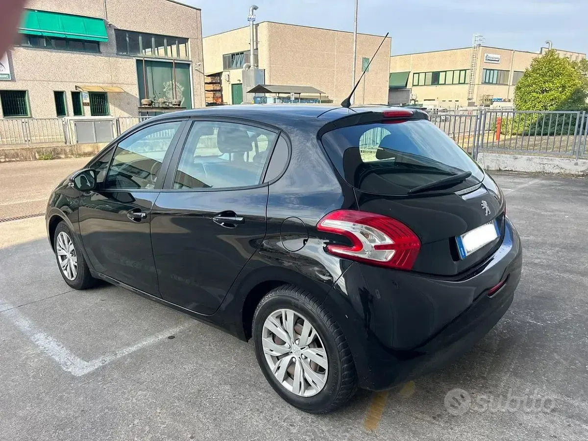 Usata Peugeot 208 68 CV (50 kW) 2012 Nero Utilitaria