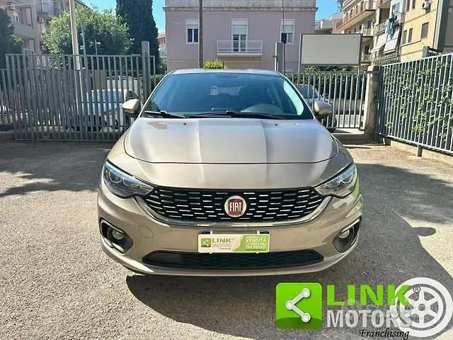 Usata Fiat Tipo Lounge 95 CV (69 kW) 2018 Oro Berlina