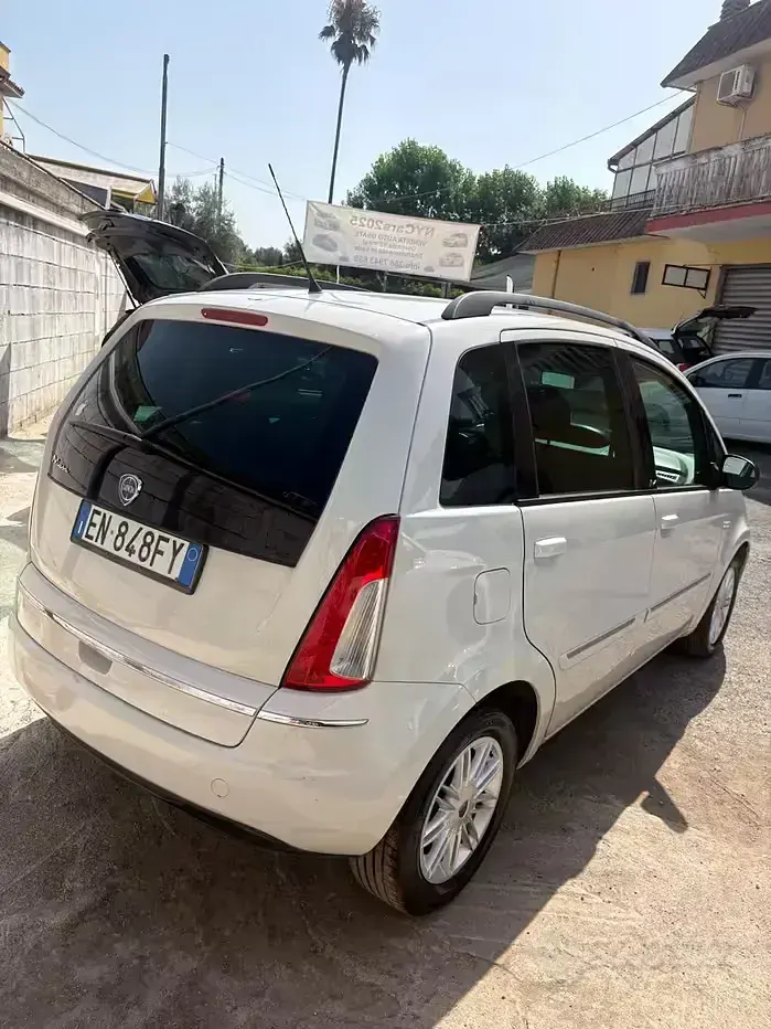 Usata Lancia Musa Gold 95 CV (69 kW) 2012 Beige Monovolume