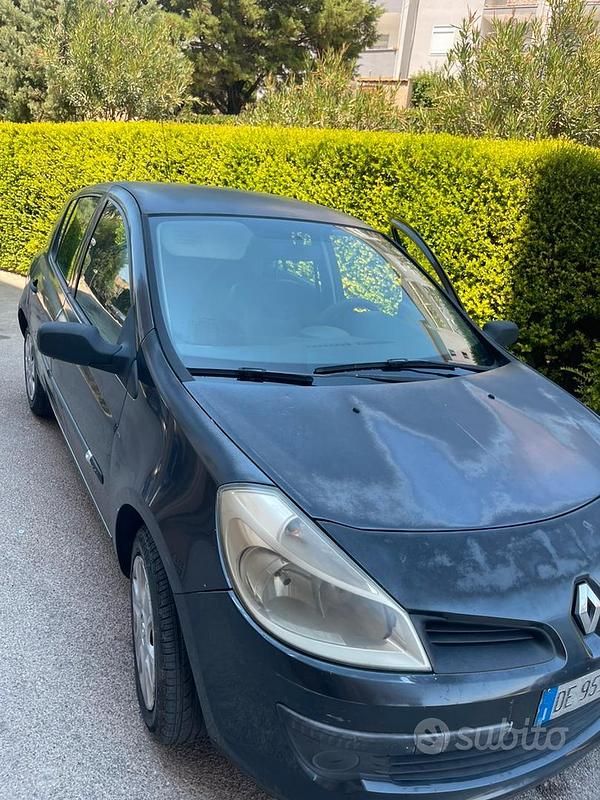 Grigio Usata 2006 Renault Clio II Tre volumi | 2449 € (Buon prezzo) - Immagine 1/4