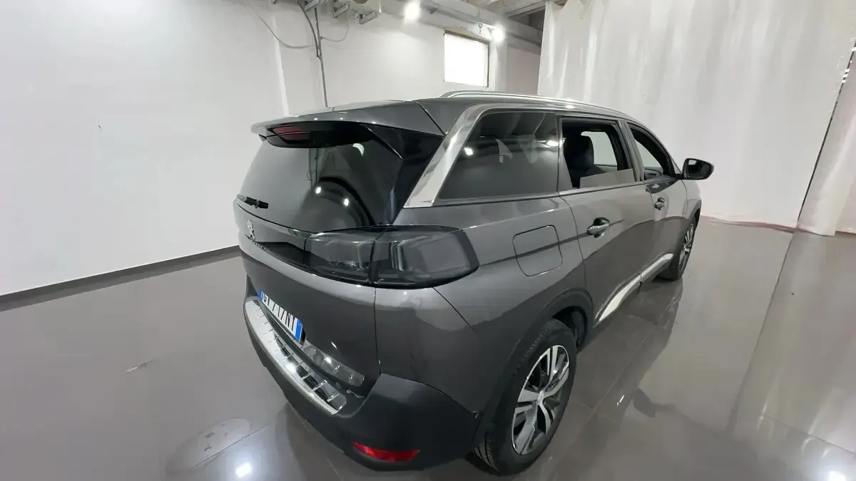 Usata Peugeot 5008 Allure 131 CV (96 kW) 2024 Grigio platinum SUV
