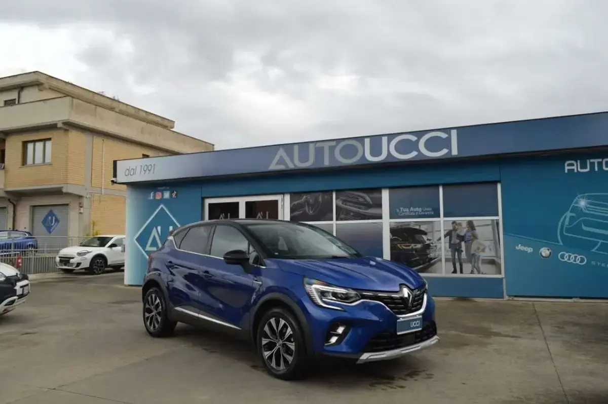 Usata Renault Captur Techno 91 CV (66 kW) 2024 Blu iron tetto black SUV