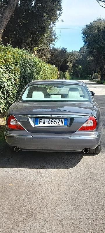 Usata Jaguar XJ 258 CV (189 kW) 2004 Grigio Berlina