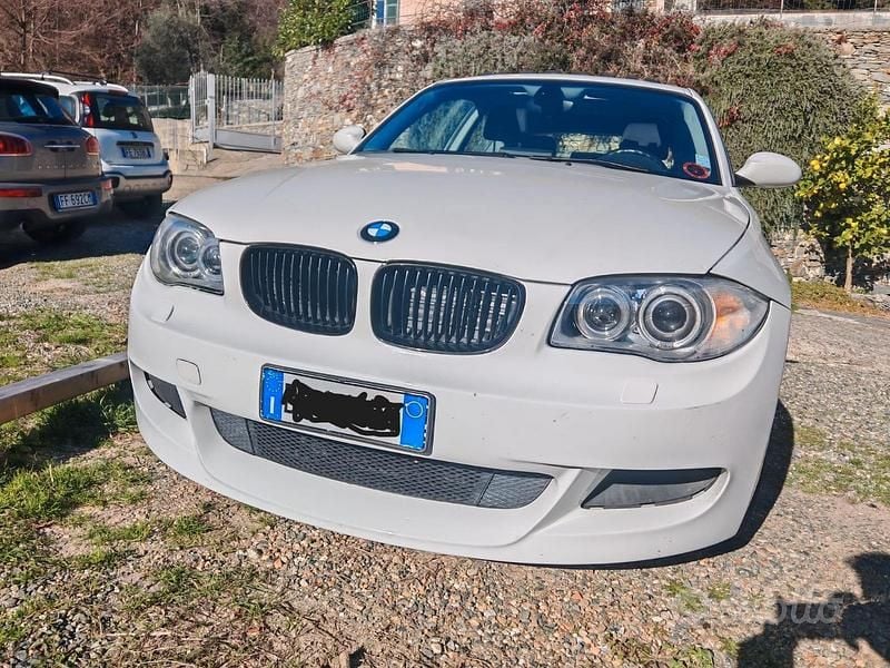Begagnad BMW 130 Performance 265 HK (194 kW) 2008 Vit Halvkombi