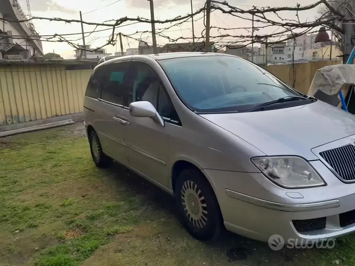 Usata Lancia Phedra 128 CV (94 kW) 2003 Grigio Monovolume