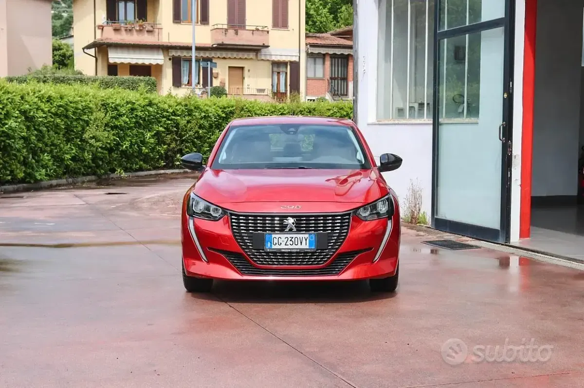 Käytetty Peugeot 208 Active 101 HP (74 kW) 2022 Punainen Viistoperä