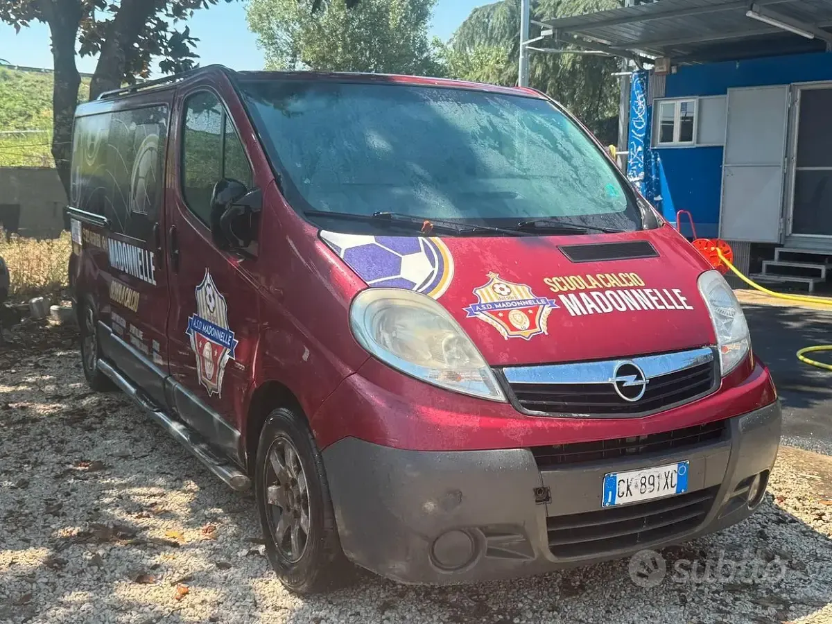 Usata Opel Vivaro 82 CV (60 kW) 2006 Rosso Monovolume