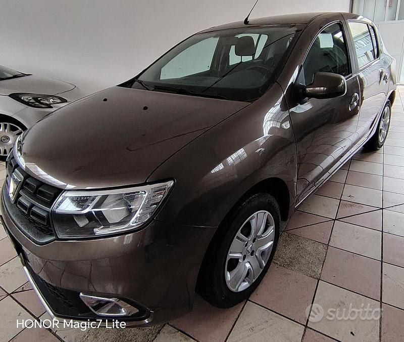 Usata Dacia Sandero Comfort 75 CV (55 kW) 2019 Marrone Berlina