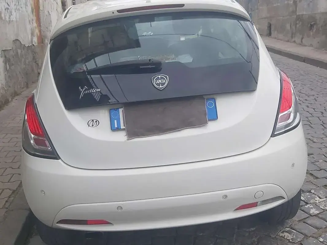 Usata Lancia Ypsilon 69 CV (50 kW) 2017 Bianco Utilitaria