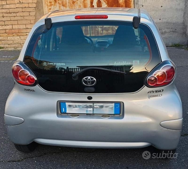 Usata Toyota Aygo Connect Style 70 CV (51 kW) 2011 Grigio Utilitaria
