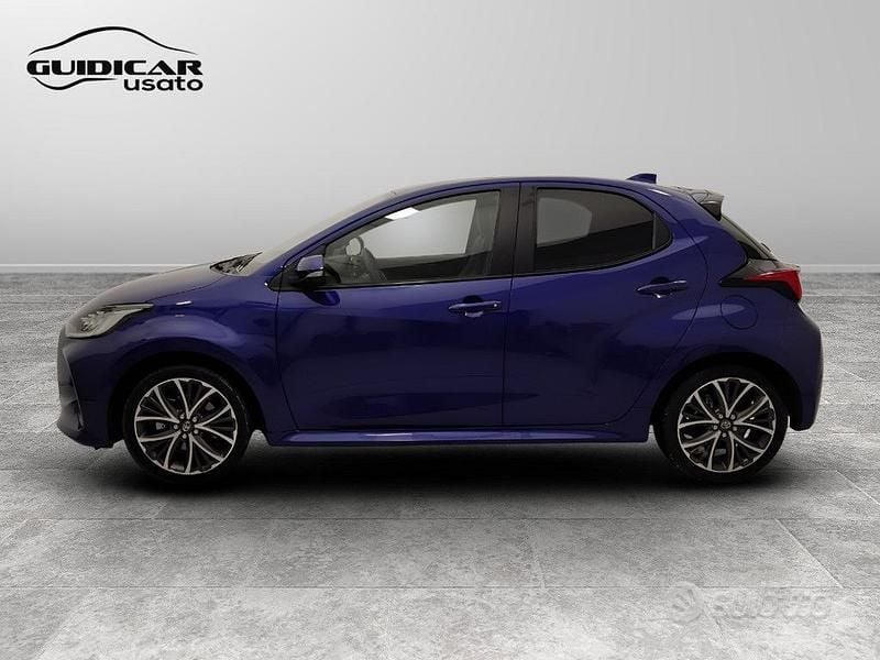 Usata Toyota Yaris Hybrid Lounge 131 CV (96 kW) 2024 Blu Berlina