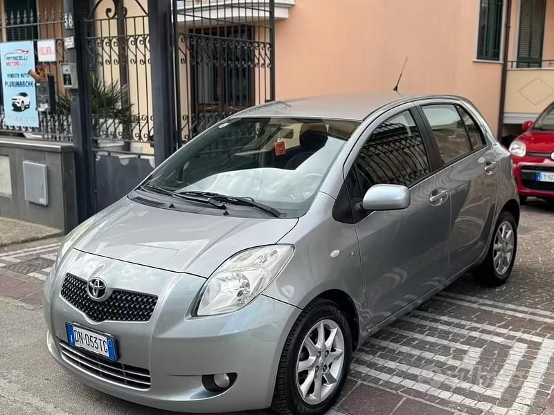 Usata Toyota Yaris 89 CV (65 kW) 2008 Grigio Utilitaria