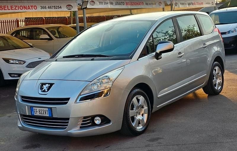Argento Usata 2011 Peugeot 5008 Family Monovolume | 3850 € (Buon prezzo) - Immagine 1/4