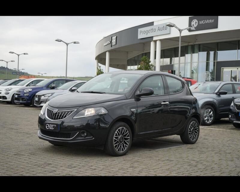 Nero metallizzato Usata 2024 Lancia Ypsilon Gold Due volumi | 15.900 € (Molto cara) - Immagine 1/3