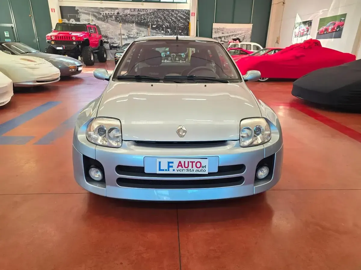Usata Renault Clio 226 CV (166 kW) 2002 Argento Berlina