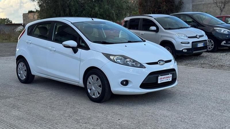 Usata Ford Fiesta 68 CV (50 kW) 2011 Bianco Utilitaria